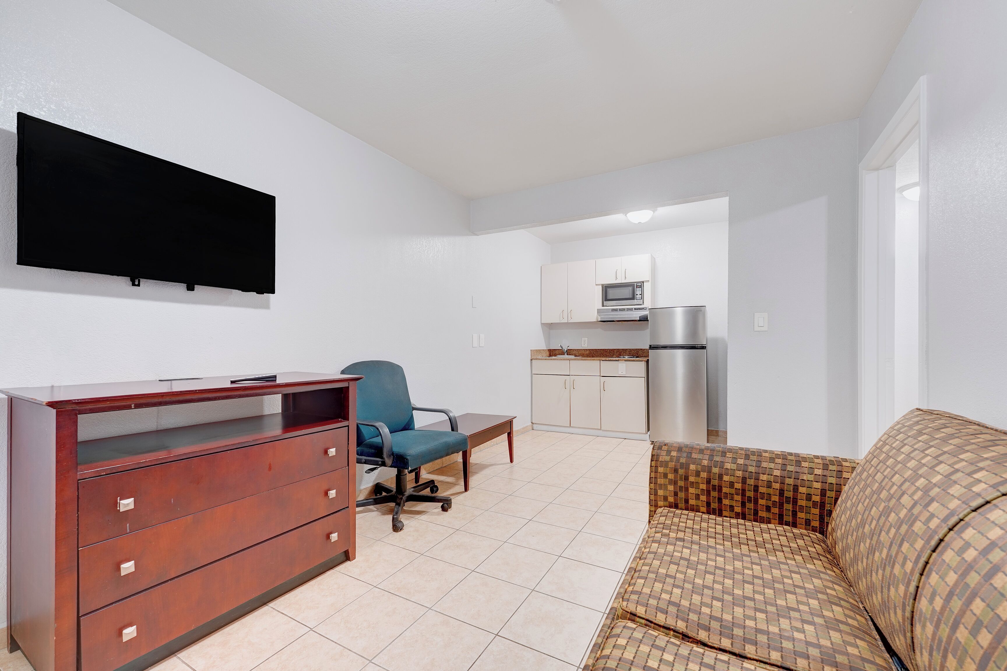 Premium Room, Kitchenette (2 Full Bed) | Desk, WiFi (free), bed sheets