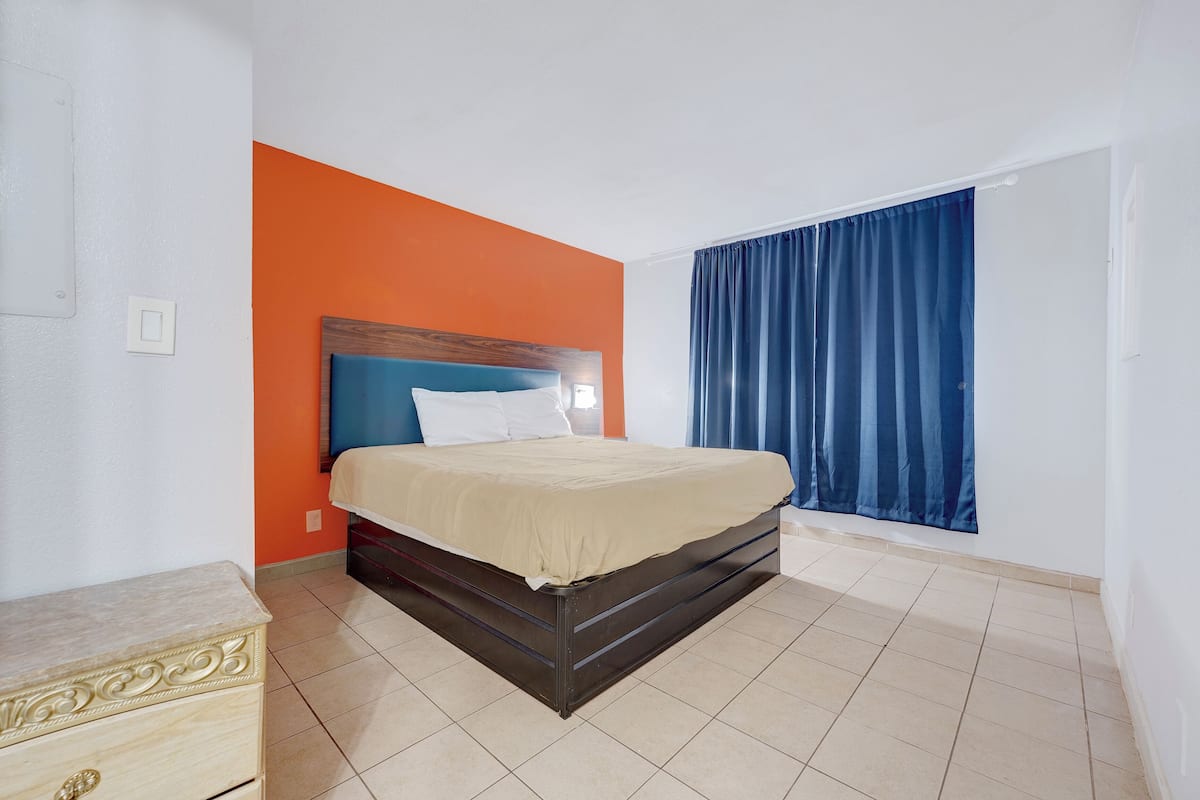 Premium Room, 1 King Bed, Smoking, Kitchenette | Desk, WiFi (free), bed sheets