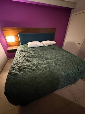 Suite, 1 kingsize-seng, tilgjengelighetstilpasset | Skrivebord, wi-fi (inkludert) og sengetøy