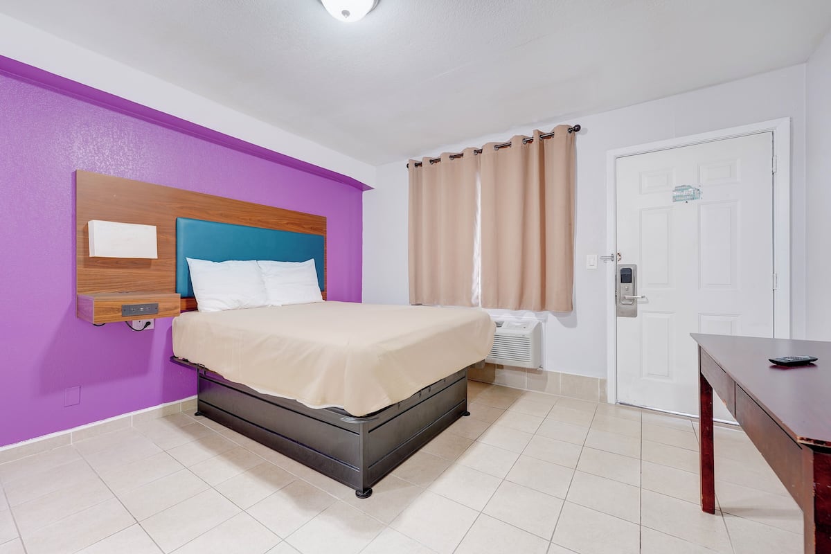 Escritorio, wifi gratis y ropa de cama