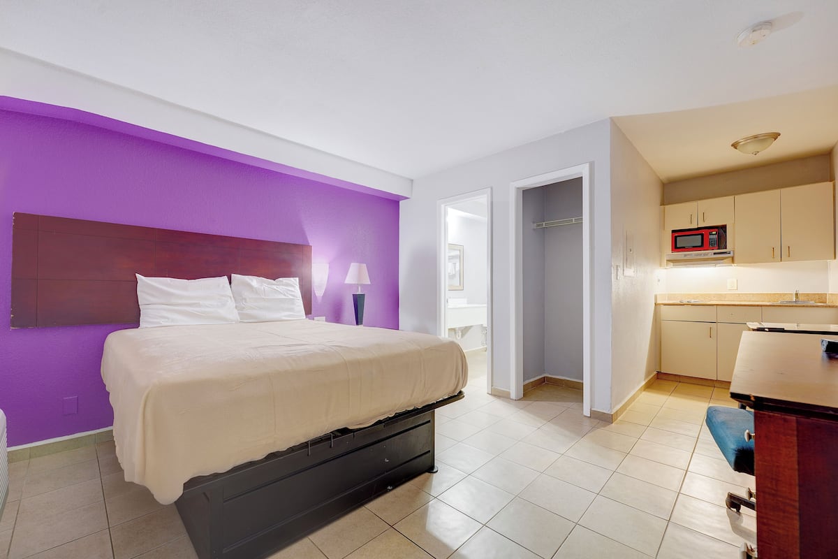 Escritorio, wifi gratis y ropa de cama