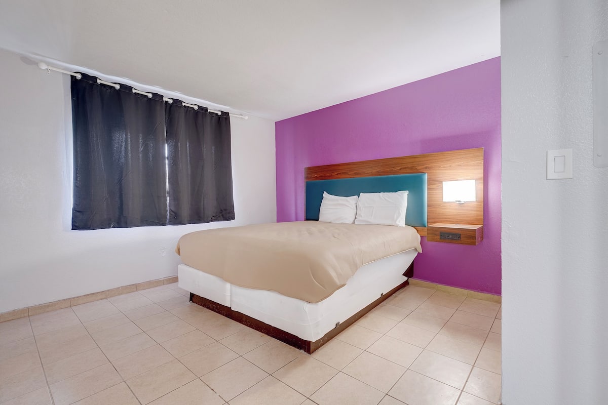 Escritorio, wifi gratis y ropa de cama