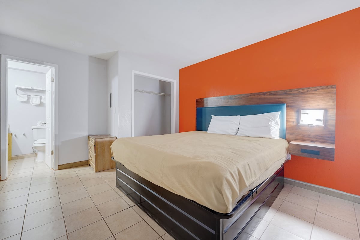Escritorio, wifi gratis y ropa de cama