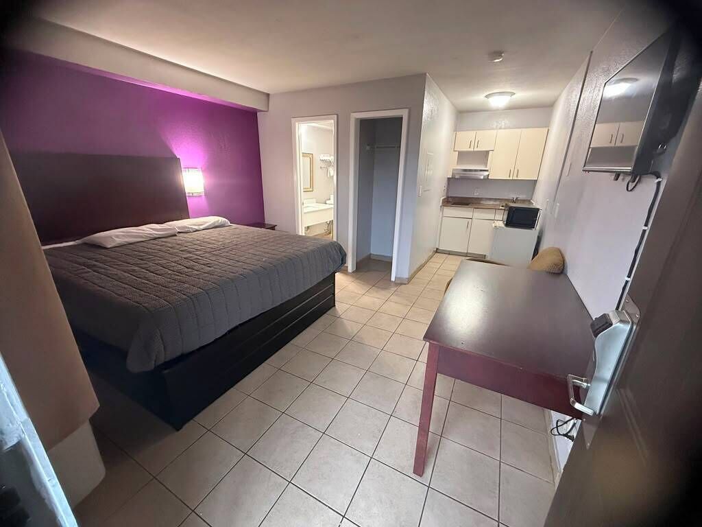 Premium Room, 1 King Bed, Smoking | Iron/ironing board, free WiFi