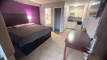 Premium Room, 1 King Bed, Smoking | Iron/ironing board, free WiFi