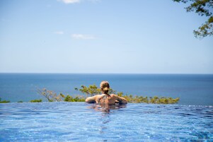 2 piscinas al aire libre, sillones reclinables de piscina