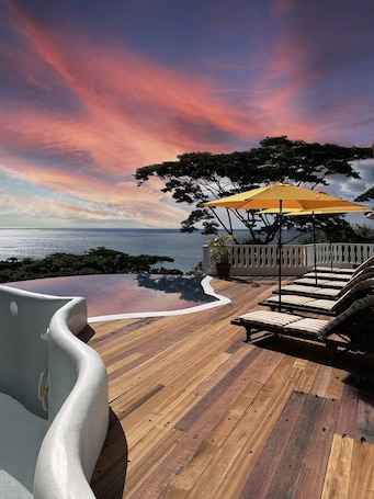 2 piscinas al aire libre, sillones reclinables de piscina. Mount Edgecombe Boutique Hotel