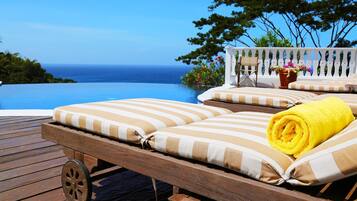 2 outdoor pools, pool loungers