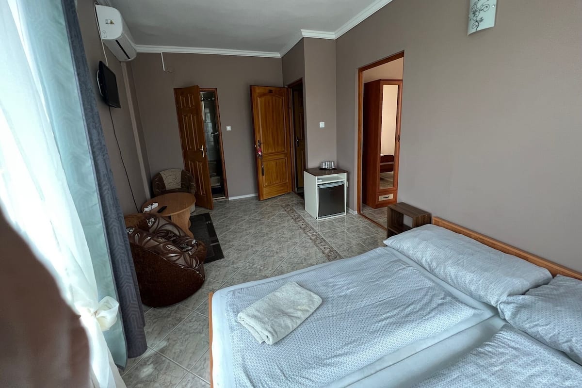 Family Suite, 2 Bedrooms H 3-4 Junior | 熨斗/熨衫板、免費 Wi-Fi、床單