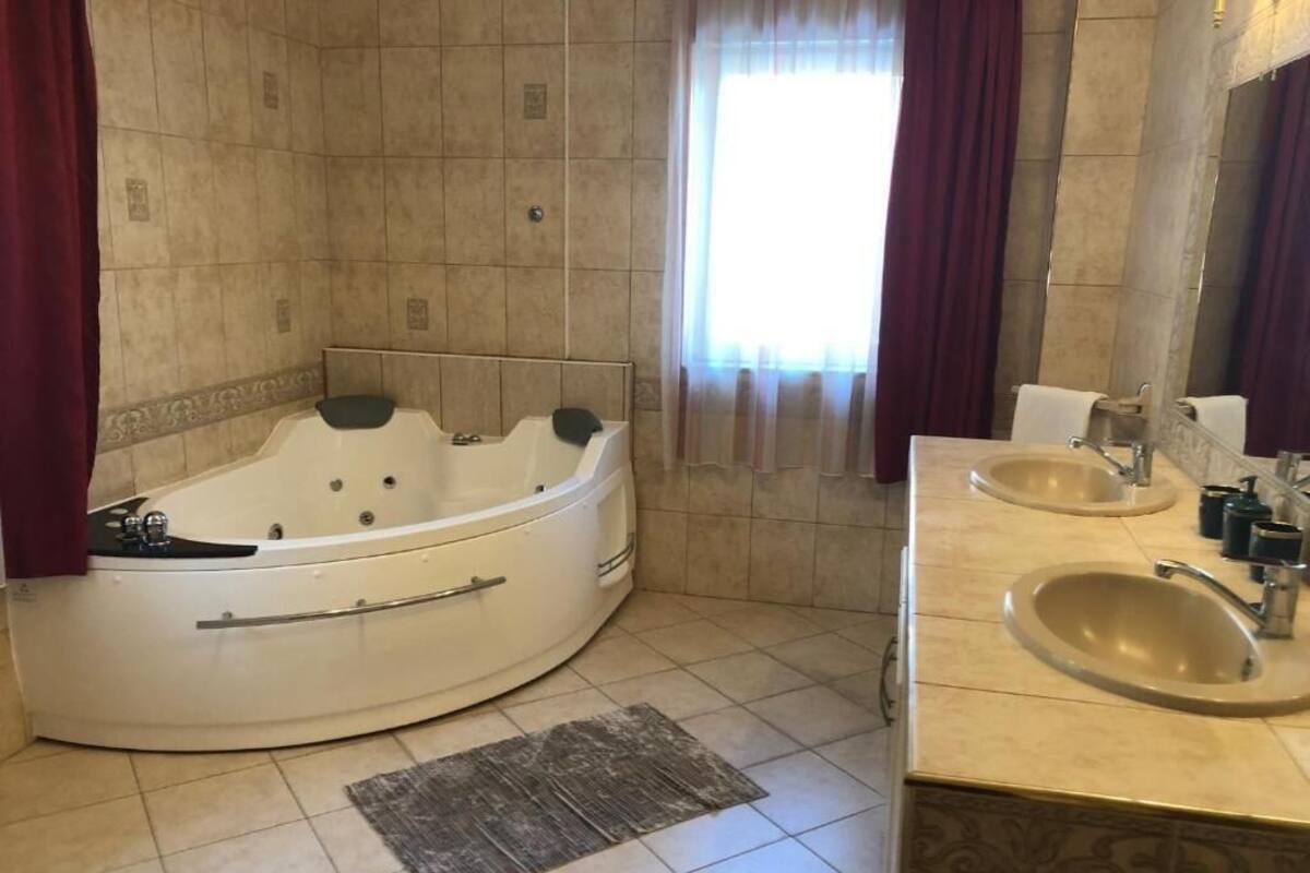 Family Suite, 2 Bedrooms H 5-6  | 浴室 | 獨立浴缸及淋浴設備、免費梳洗用品、提供毛巾