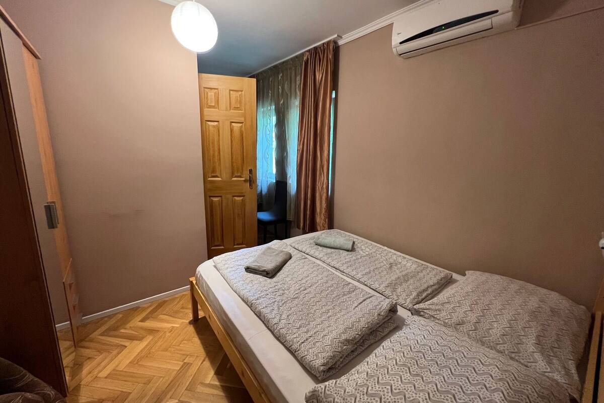 Classic Room, 1 Bedroom, 1 Queen Bed | 熨斗/熨衫板、免費 Wi-Fi、床單