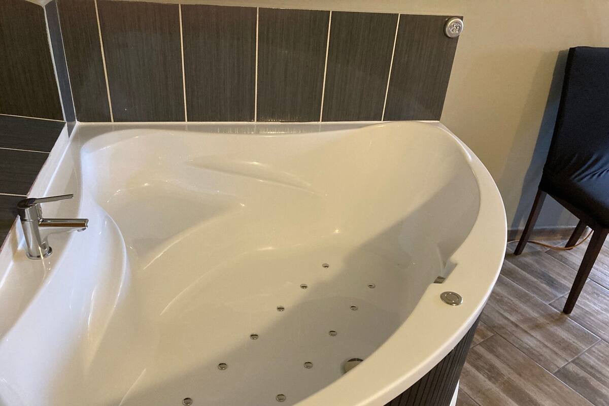 Classic Room, 1 Bedroom, 1 Queen Bed and 1 Twin Bed, | 熨斗/熨衫板、免費 Wi-Fi、床單