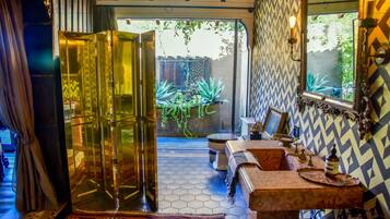 Shower, perlengkapan mandi desainer, pengering rambut, dan sandal