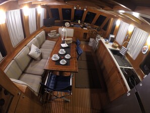 Suite, 3 Schlafzimmer, Meerseite (Yacht) | Essbereich im Zimmer