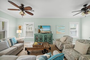 Casa, 5 habitaciones, junto a la playa (Sanibel) | Área de sala de estar | Televisión 