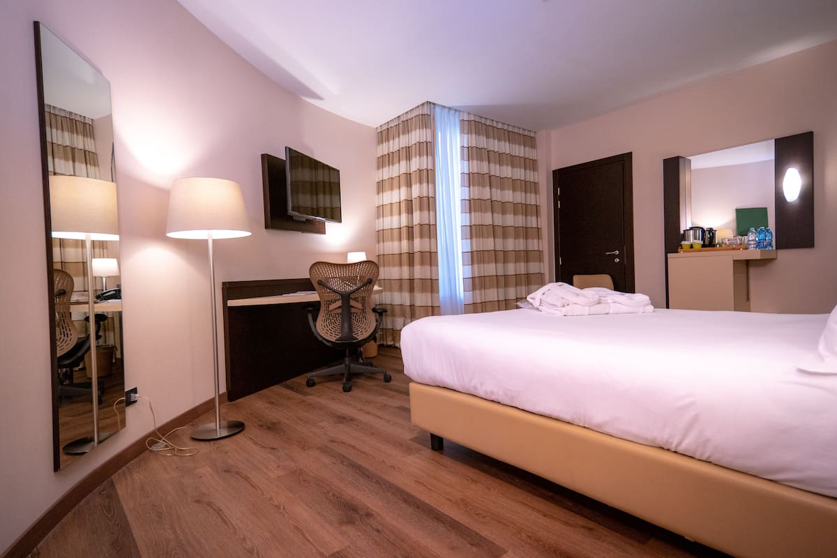 2 bedrooms, premium bedding, down duvets, in-room safe