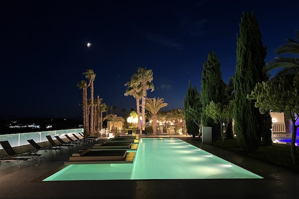 Piscina externa sazonal, funciona das 10h às 19h, espreguiçadeiras