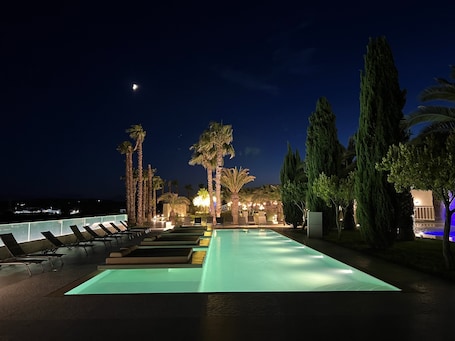 Una piscina al aire libre de temporada, sillones reclinables de piscina