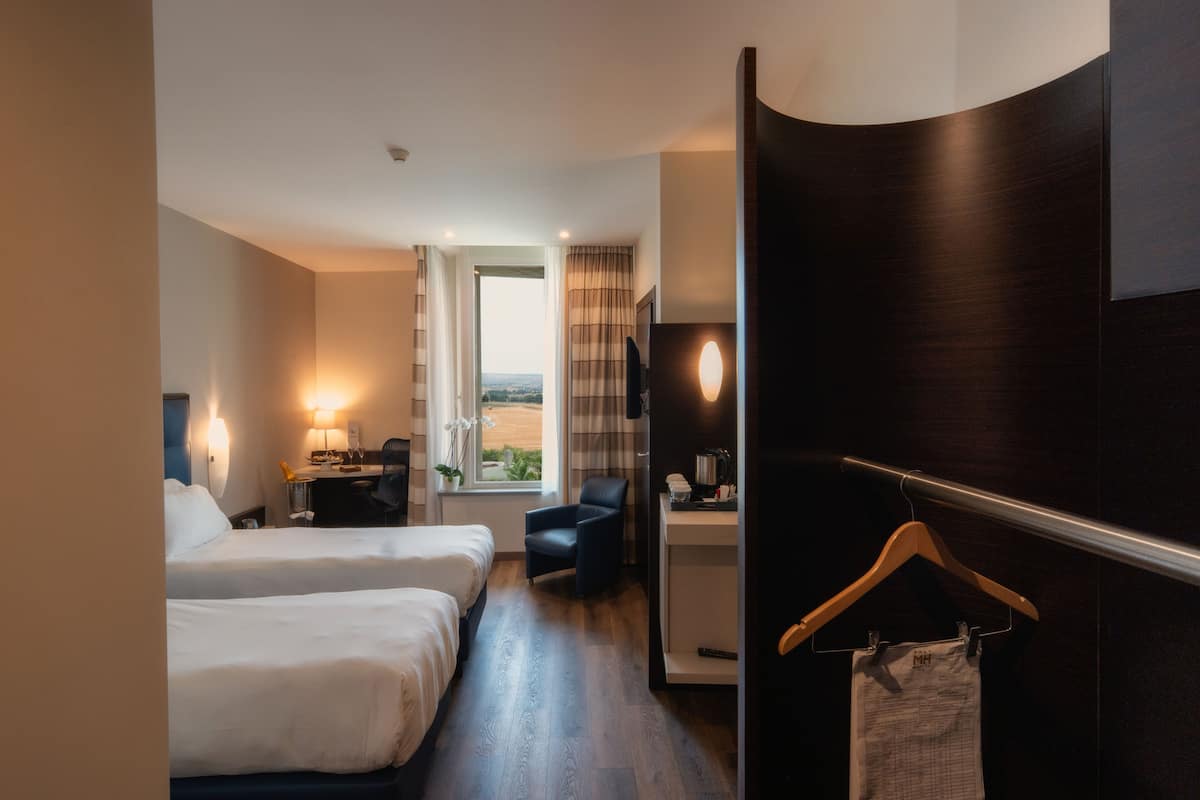 2 bedrooms, premium bedding, down duvets, in-room safe