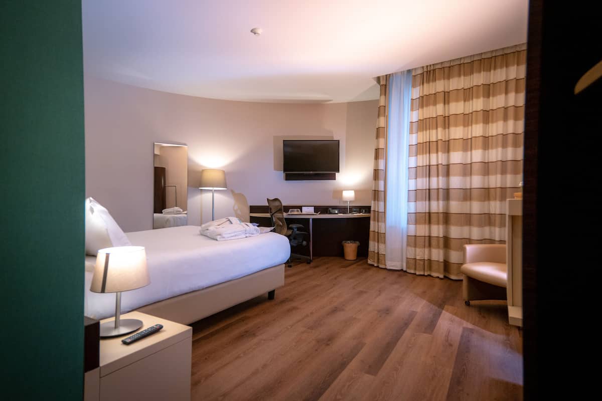 2 bedrooms, premium bedding, down duvets, in-room safe