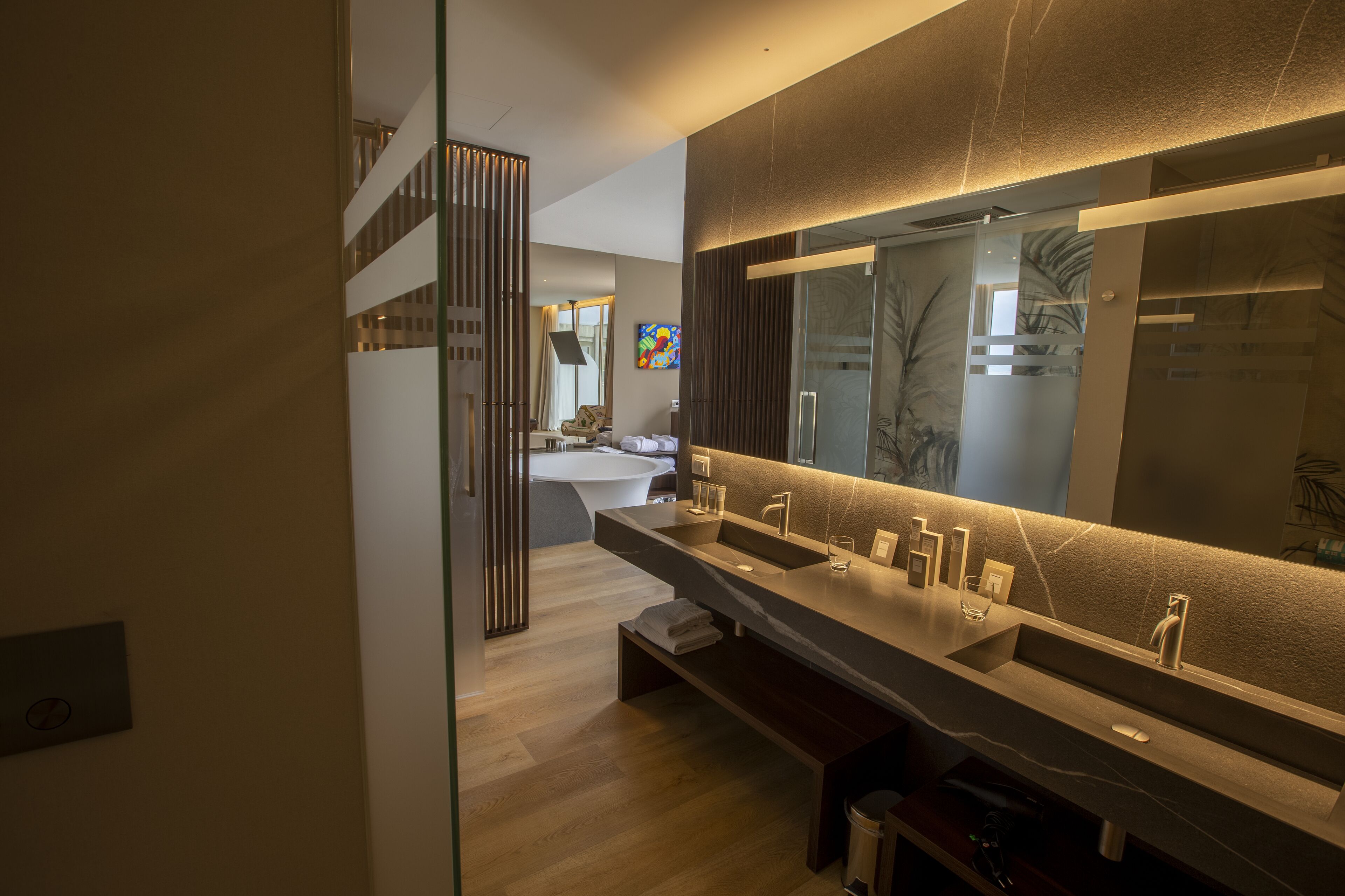 suite open space | bathroom | combined shower/bathtub, rainfall showerhead, free toiletries