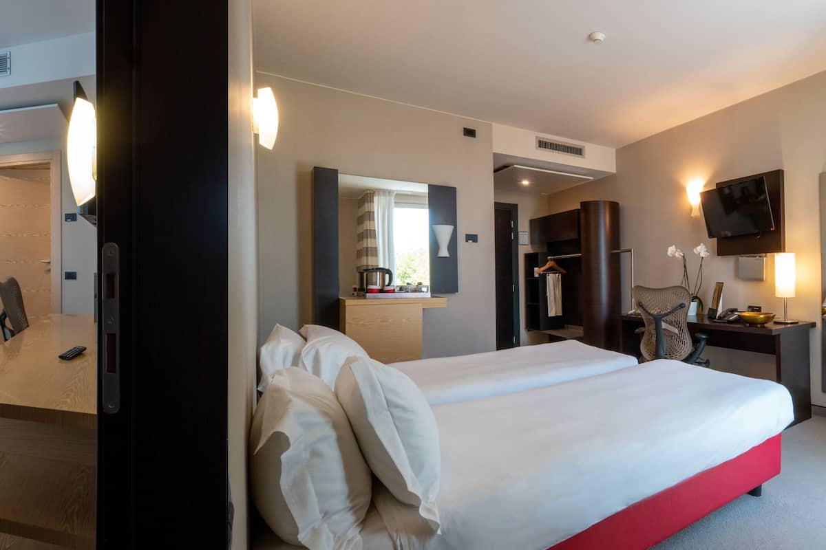 2 bedrooms, premium bedding, down duvets, in-room safe