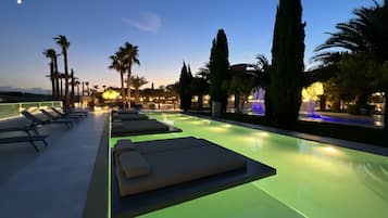 AuĂenpool (je nach Saison geöffnet), Sonnenschirme, LiegestĂŒhle