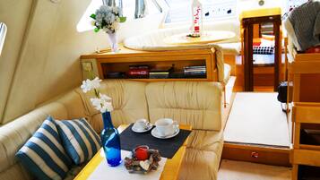 Suite, 3 kamar tidur, pemandangan laut (Yacht) | Area keluarga | Televisi layar datar 45-inci dengan saluran TV digital dan TV