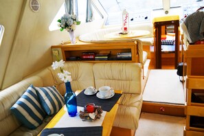 Suite, 3 Schlafzimmer, Meerblick (Yacht) | Wohnbereich | 45-Zoll-Flachbildfernseher mit Digitalempfang, Fernseher