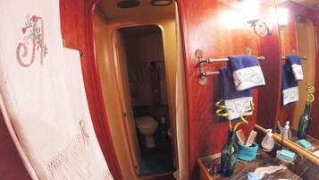 Suite, 3 Schlafzimmer, Meerseite (Yacht) | Badezimmer | Dusche, kostenlose Toilettenartikel, Haartrockner, Bademäntel