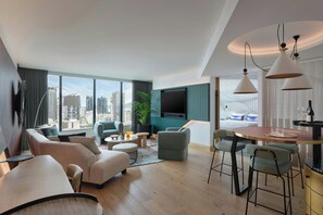 Kamer, 1 slaapkamer, niet-roken, uitzicht op rivier | Woonkamer | Een 55-inch ledtelevisie met satellietzenders en televisie