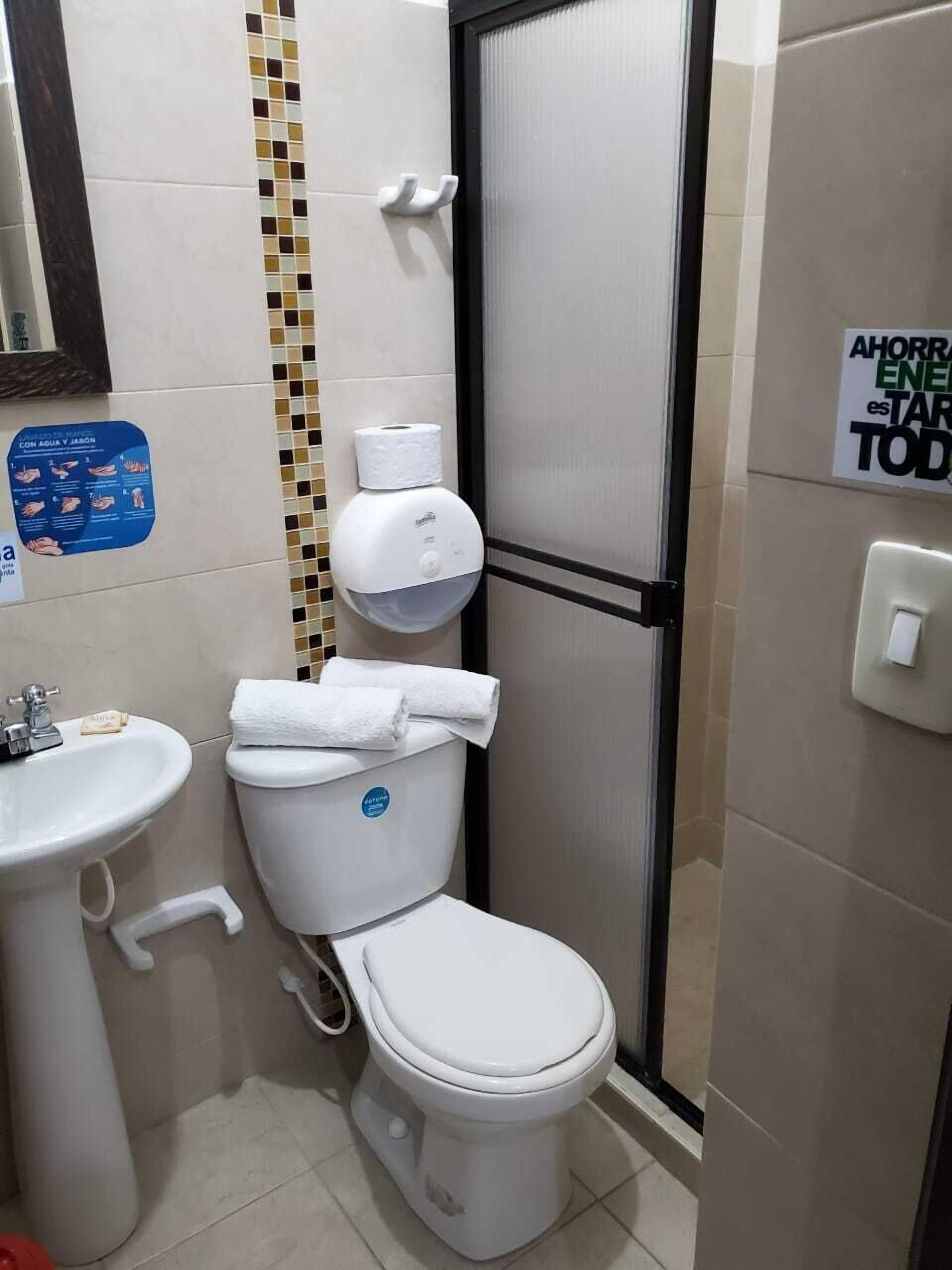 basic single room | bathroom | shower, towels