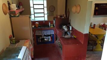 Fridge, oven, stovetop, coffee/tea maker