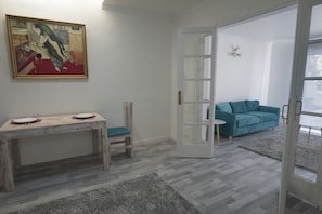 Apartamento clássico | Opções para refeição no quarto