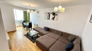 Living area - Monaco Grand Apartments By CityBookings (Bucharest)