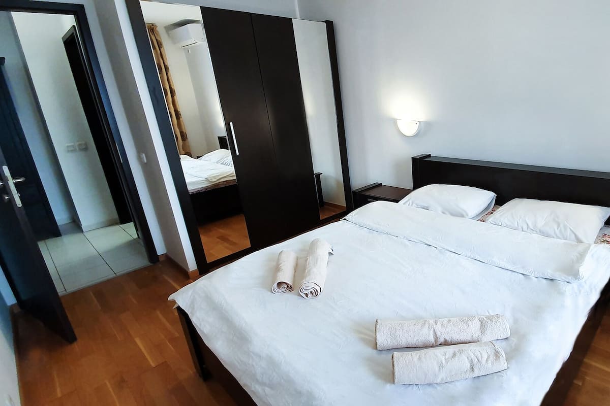 1 bedroom, individually decorated, individually furnished