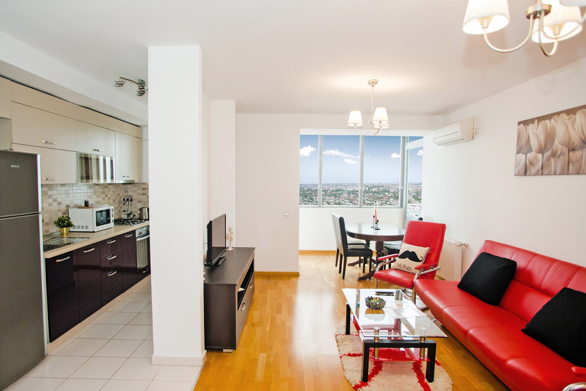 Een modern appartement met keuken, eetgedeelte en woonkamer.