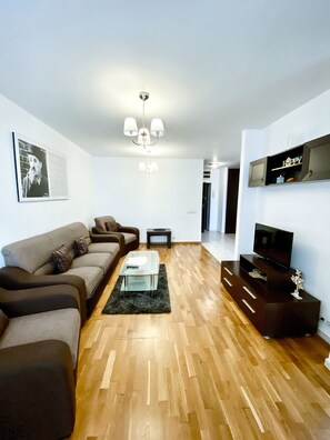 Apartamento superior, 1 habitación, accesible para personas con discapacidad (1806) | Zona de estar | Televisión de pantalla plana de 42 pulgadas con canales por cable