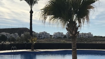 حمّام سباحة خارجي