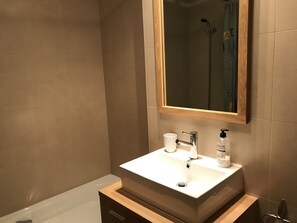Combined shower/bathtub, hair dryer, towels - Hacienda Riquelme Apartments (Murcia)
