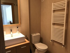 Kombinert dusj/badekar, hårføner og håndklær