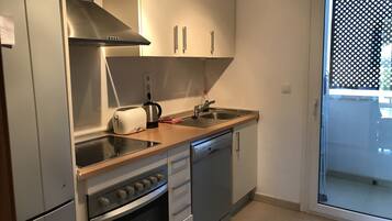 ثلاجة/مجمد بحجم كبير، ميكروويف، فرن، موقد طهي مسطح