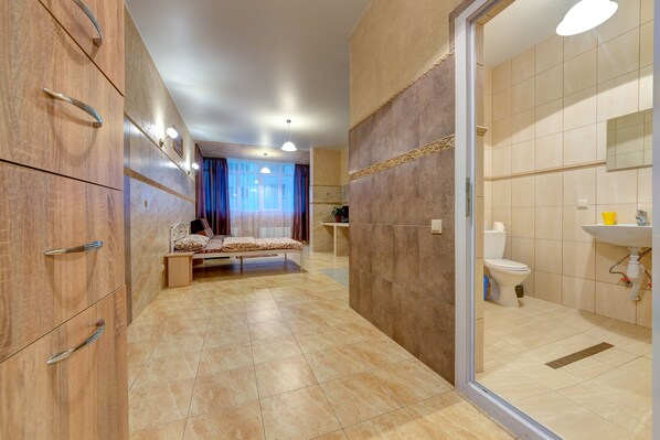 Superior-Apartment | Hochwertige Bettwaren, Bügeleisen/Bügelbrett, Zustellbetten