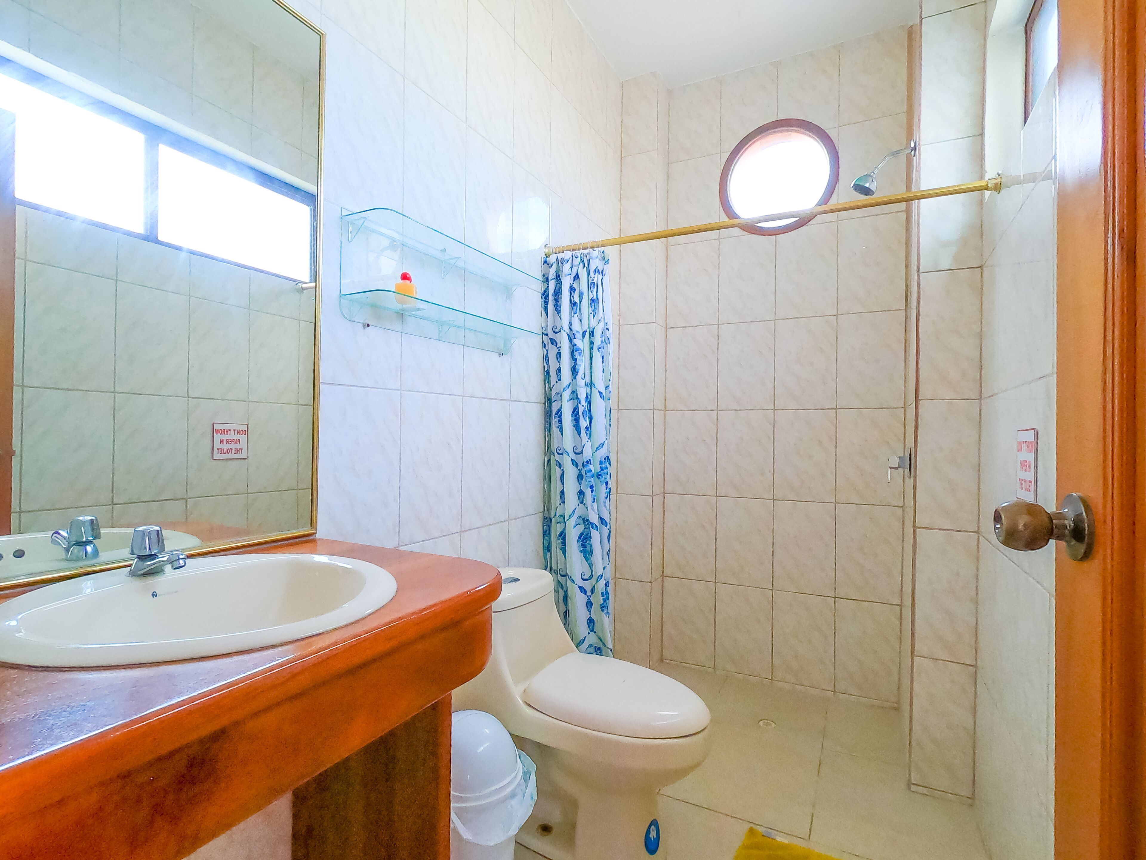 Badkamer | Een douche, een regendouche,  milieuvriendelijk toiletgerief
