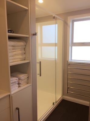 House, 3 Bedrooms | Bathroom | Separate bathtub and shower, free toiletries, hair dryer, towels - Modern Home in Convenient Location (Auckland)