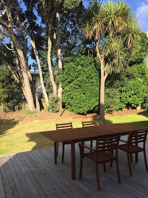 Outdoor dining - Modern Home in Convenient Location (Auckland)