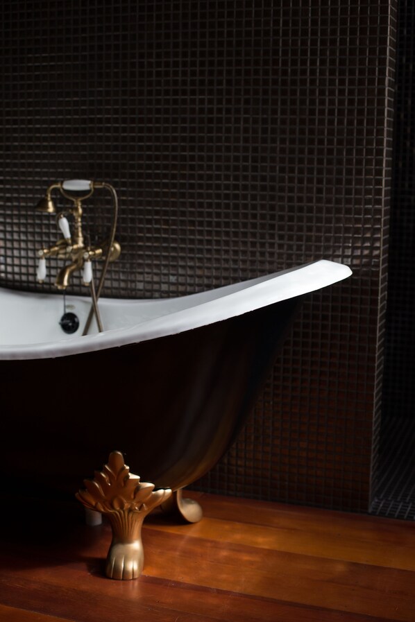 Deep soaking bathtub - The Old Church Villa (Napier)