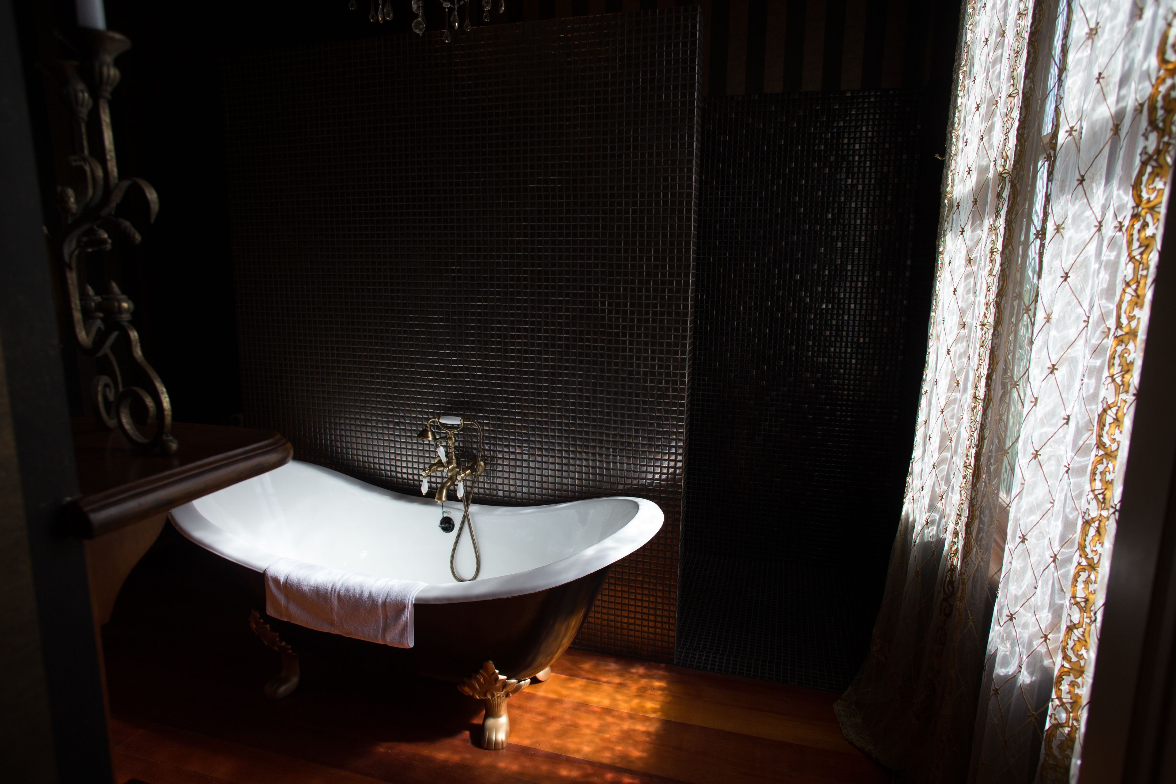 Deep-soaking bathtub