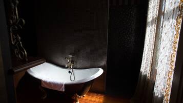 Deep-soaking bathtub