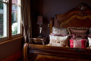 Orton Room,1 King Bed, balcony, private ensuite w/ shower (Shared lounge, kitchen and dining room) | 4 bedrooms, premium bedding, individually furnished, desk